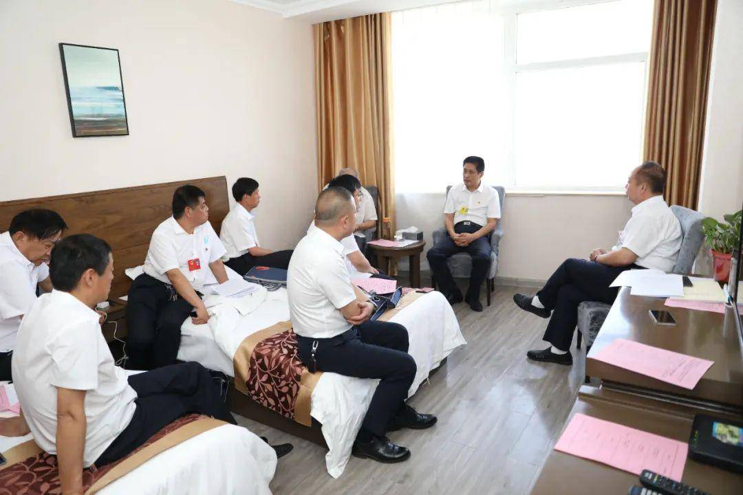 聚焦两会县人大常委会主任杨理宏参加六塔乡代表团讨论