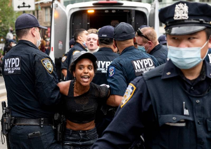 5月28日,在美国纽约,警察逮捕抗议者. 新华社/法新