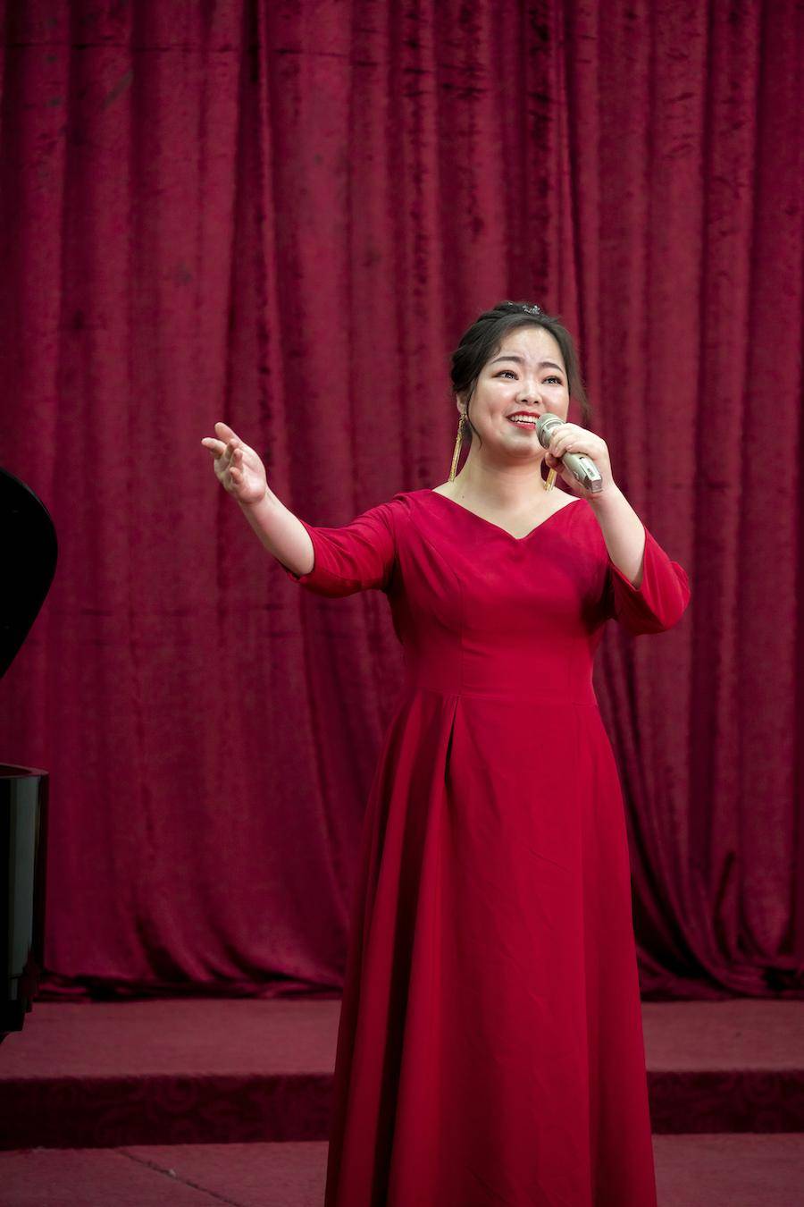 女生独唱: 生活是这样的美好