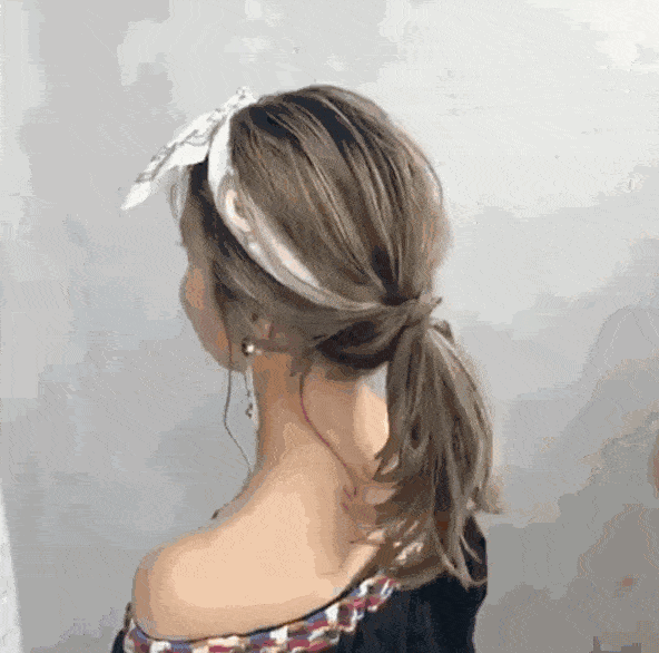 其实想让扎发有仙女感最最重要的一点就是: 有碎发!并且是卷卷的