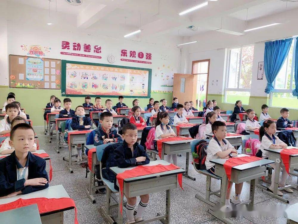凤凰小学·大队部|少先队队旗飘扬,红领巾胸前"滚烫"