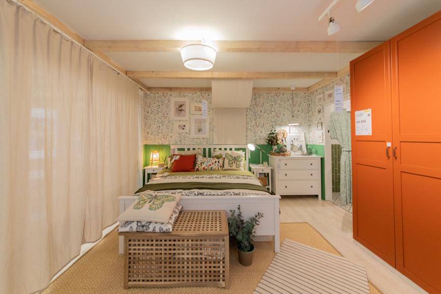 (宜家家居快闪体验店家居展间——卧室)一间规划合理,收纳整齐的卧室