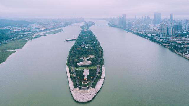 橘子洲头位于湖南省长沙市橘子洲的南端,被誉为"中国第一洲"