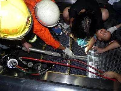 玩具|竟是玩具惹的祸！消防员现场巧妙救援→家长警惕！同安小女孩手指被卡
