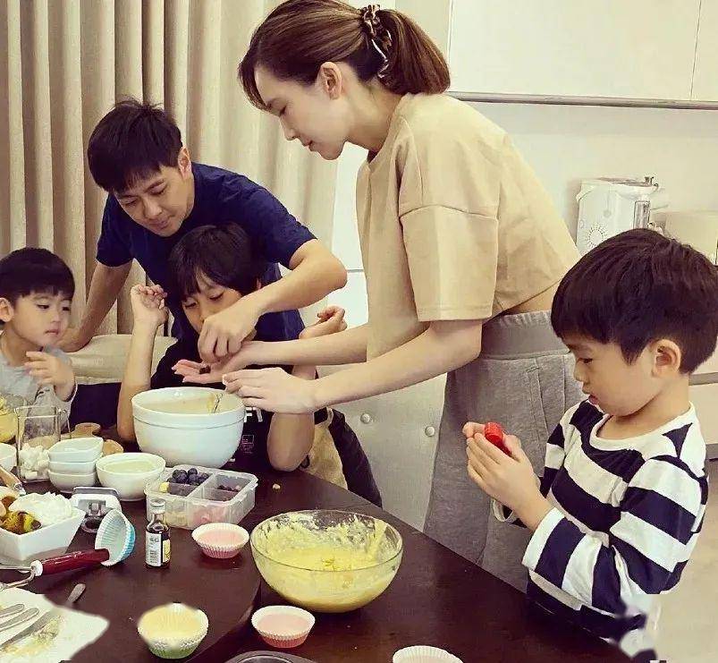 嫁给林志颖12年，生下3个儿子，她终于崩溃痛哭：你弱的时候，坏人最多！