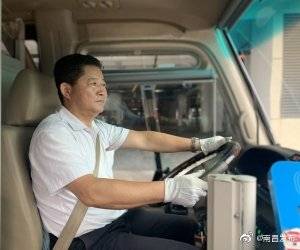 路遇修车行起火　公交司机提着灭火器下车扑救