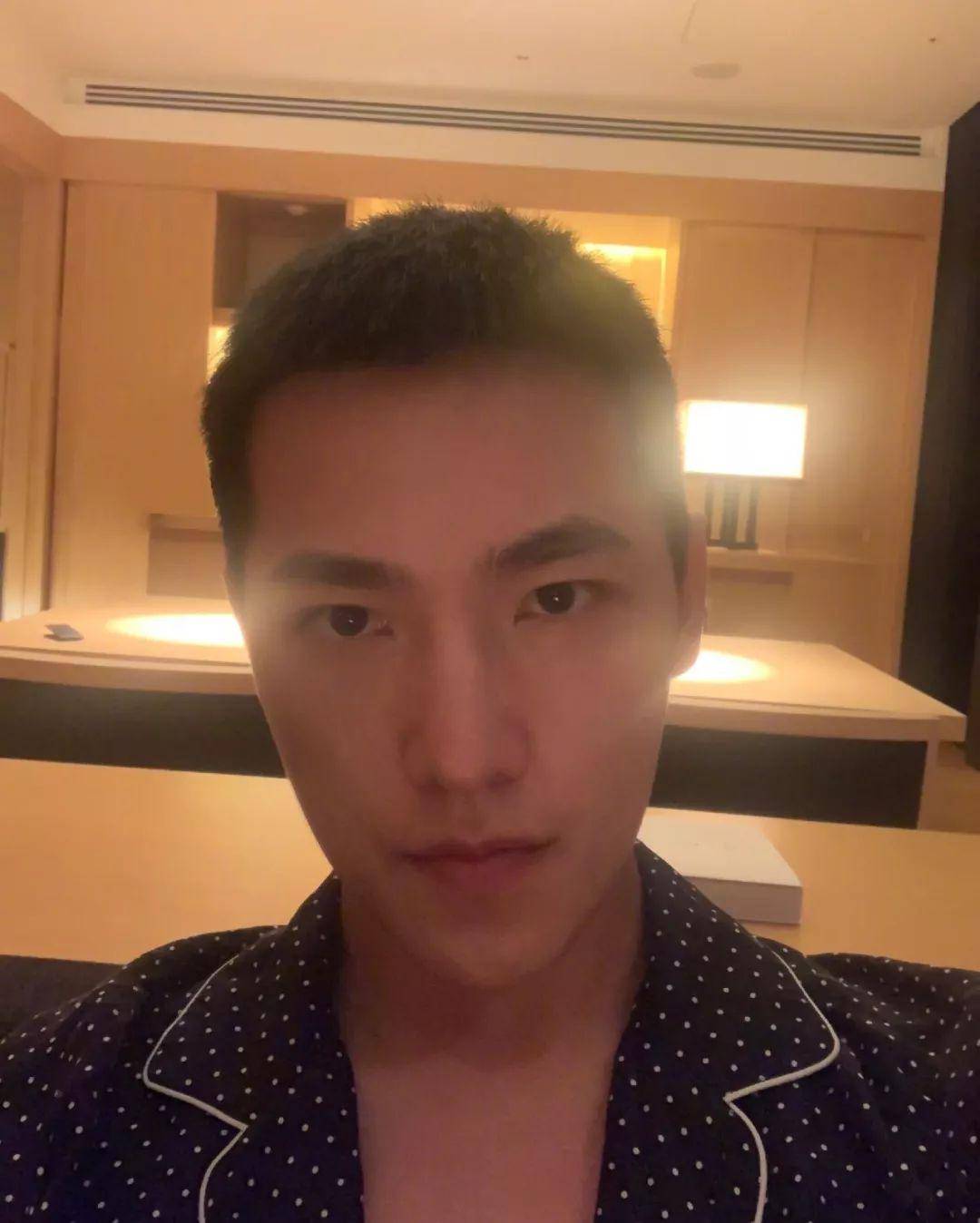 (28岁的杨洋)  杨洋,虽然你28岁了,但是自拍技术依然一点长进都没有.