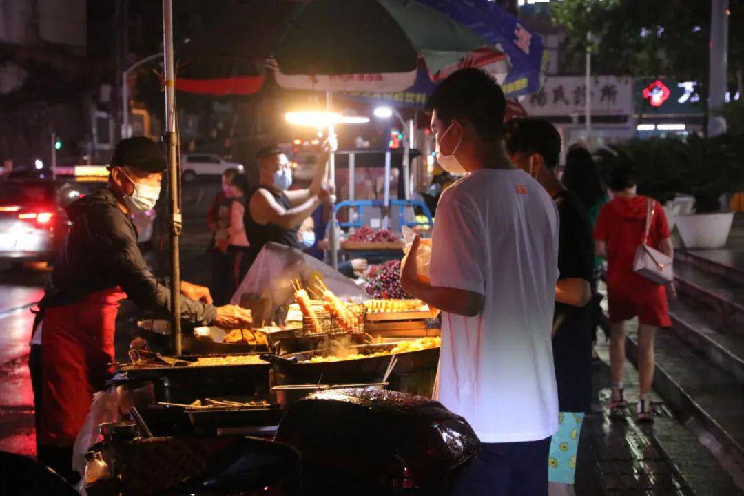 图:宋钰杰伴着夜市上一派繁华热闹的场景瞬间感觉到了浓浓烟火气里