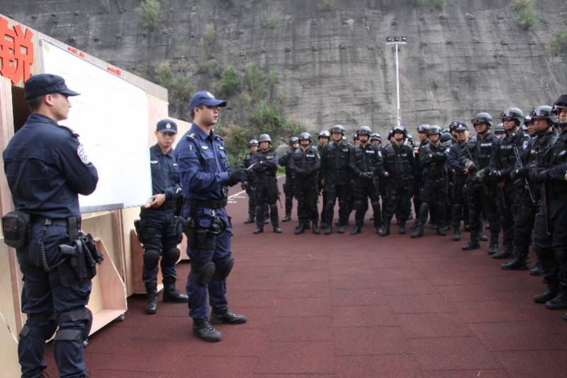 他是深圳特警枪王,曾代表中国警察在世界警察手枪射击