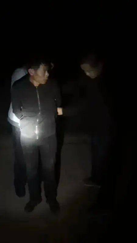 郑小龙书记又对参与搜捕嫌犯的镇村干部和义警传达了晚上继续值班蹲守