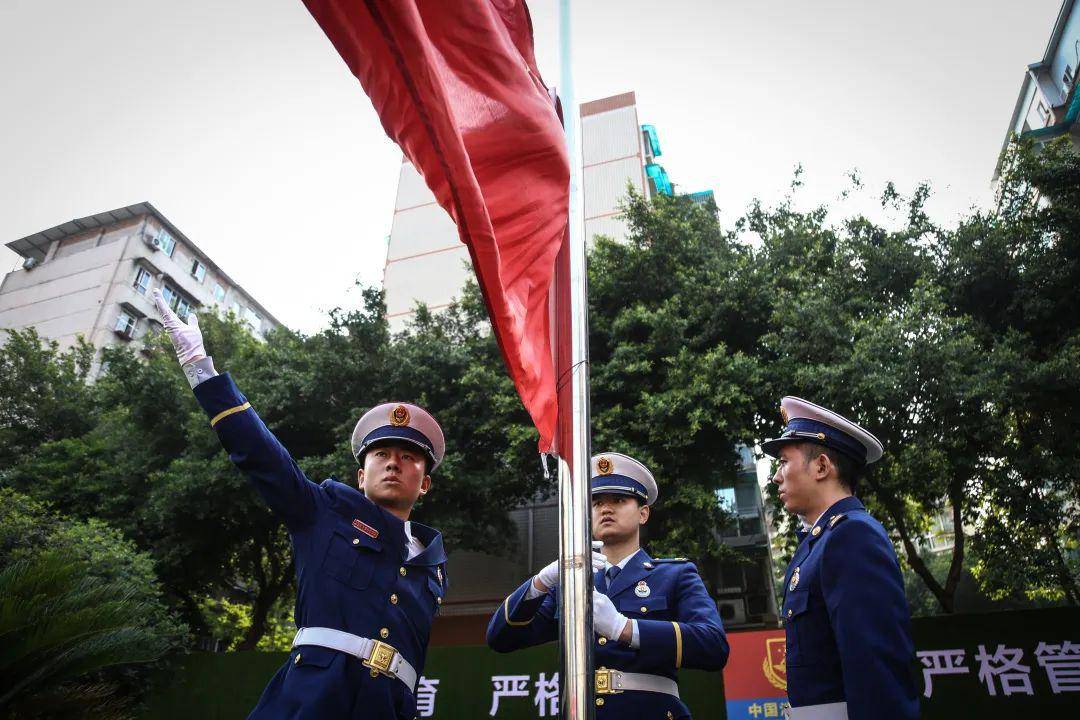 升国旗奏国歌内江消防救援支队开展升旗仪式和队容风纪检查