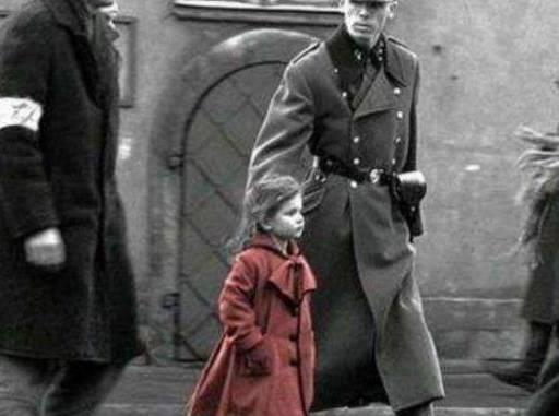 小女孩被德国士兵俘虏，即将被埋时天真无邪的一句话，让士兵们内心颤动