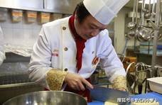 日本厨师秀刀工，把鱼切成蝴蝶，中国厨师用一根萝卜完美反击