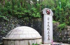 中国“最有钱”的将军墓，坟前摆满了茅台，网友：难以置信！