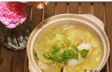 大芥菜，在潮汕称为大菜，主要用来腌咸菜，但做成菜煲也极美味