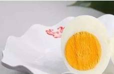 煮出来的鸡蛋破壳还不好剥？这是煮鸡蛋的小窍门，鸡蛋更嫩不开裂