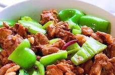 家常菜：鸭腿炒青椒、香菇蒸排骨、清炒虾仁