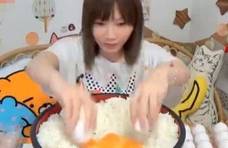 日本大胃王挑战13斤拌饭，一口气吃掉50个生鸡蛋，网友：母鸡哭了