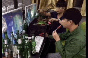 开心一刻笑话:小时候,妈妈出去玩又不想带我去
