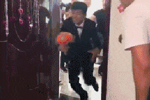 搞笑gif趣图:兄弟,马上就要拜堂结婚了,你这么心急干