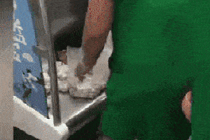 搞笑gif:美女,你这手臂毛发挺旺盛呀!