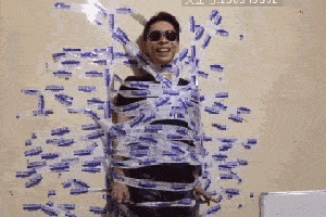 搞笑gif趣图:老婆为了防止我不出去疯跑,把我沾在了墙上