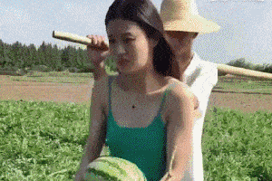 搞笑gif趣图:还好躲得快,差点砸到我