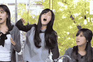 搞笑gif趣图:妹子,厉害了,一看就知道你是王者级别的玩家!