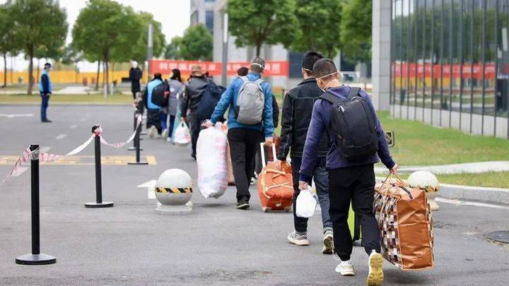 郑州富士康首批新员工入厂,额外享稳岗津贴3000元,你想去吗?