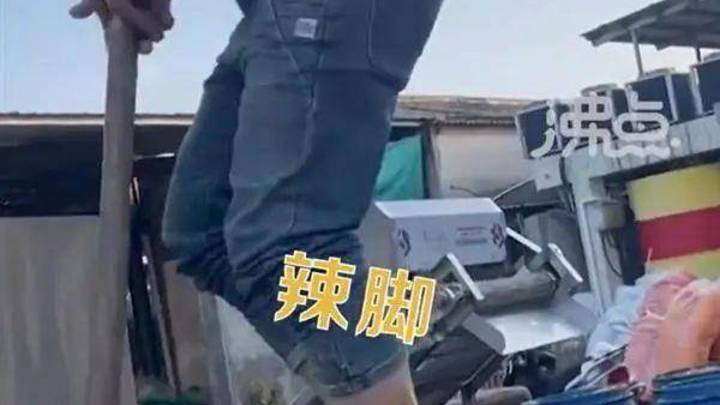 3·15曝光工人赤脚踩腌菜,你还会买腌菜吗?