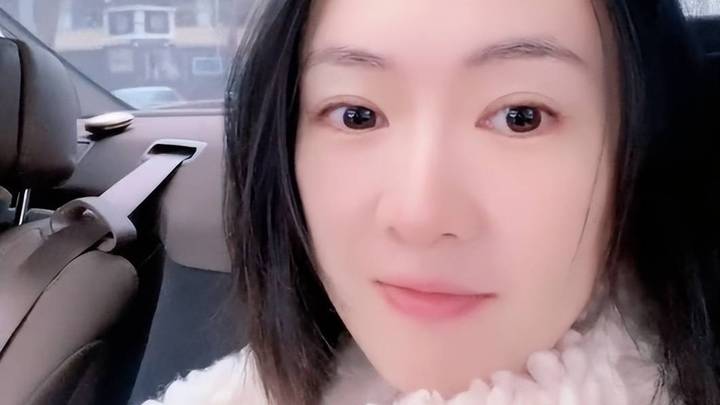童瑶发福孕味足,后座放婴儿座椅,嫁54岁富豪老公很幸福,你羡慕吗?