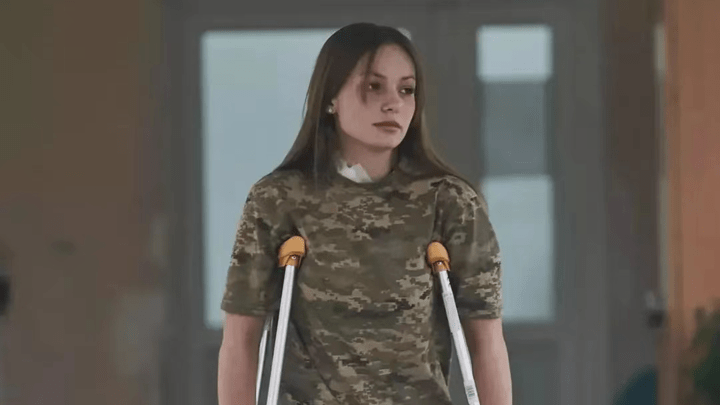 俄乌战争中,女兵被炸掉一条腿变成了残疾人,你怎么看?