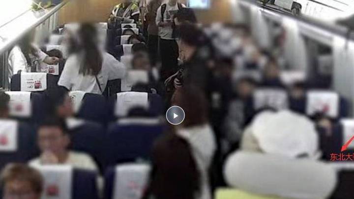 高铁掌掴事件中的东北大哥,你支持他解散粉丝群吗?