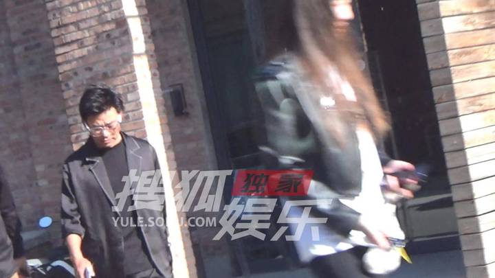 王宝强现身公司忙碌,女友陪伴当司机,你喜欢他吗?