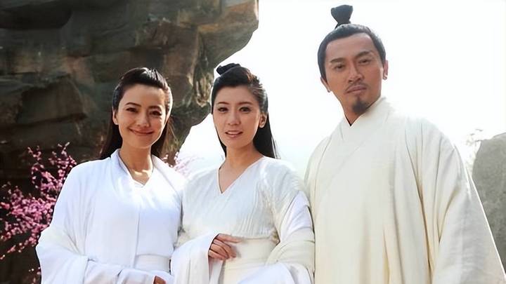 周芷若和赵敏的扮演者合照,你会觉得张无忌是多余的吗?