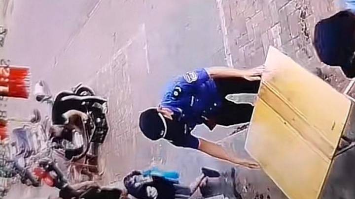 男孩在店铺前写作业书桌板凳被收走,这是占道经营吗?