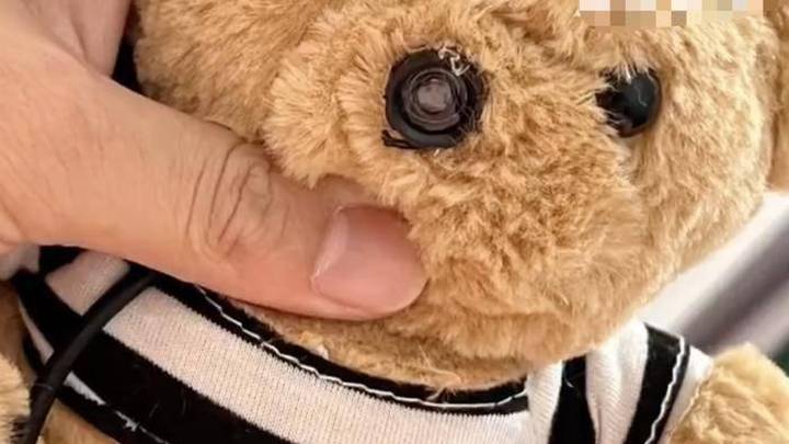 男子地摊套圈赢得娃娃,意外发现内藏摄像头,是套路吗?