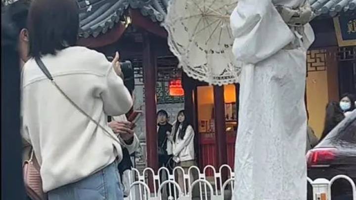 女子穿和服在南京鸡鸣寺樱花下拍照,应该被谴责吗?