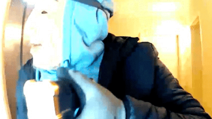 戴面具男子闯入朔尔茨所住大楼,被发现后逃之夭夭,是自作自受吗?
