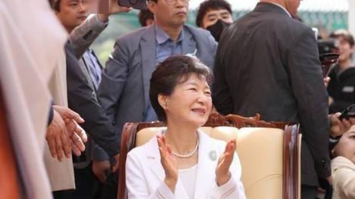 朴槿惠4月11日在大邱公开露面,你喜欢她的发型吗?