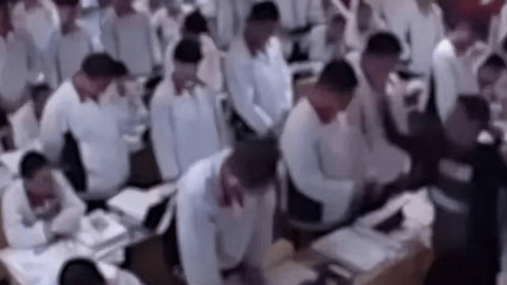 一中学老师掌掴脚踹学生,涉事教师停职,你怎么看?