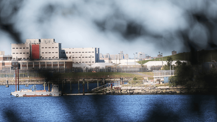 纽约考虑将移民安置在臭名昭著的赖克斯岛监狱,你支持吗?