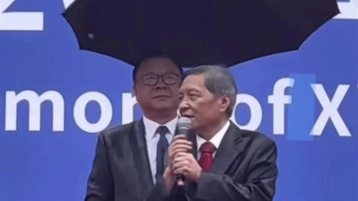 西安交大毕业典礼,校长冒雨撑伞站身后,是不是给毕业生上的最好一课?