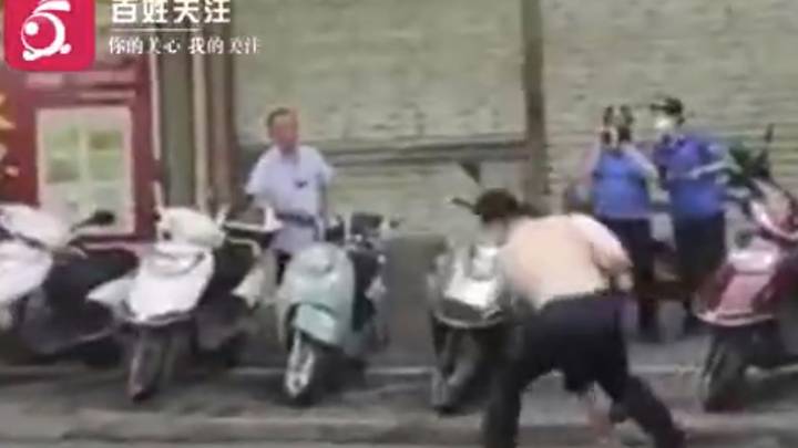 广西梧州一城管抱摔摊贩,应该被停职吗?
