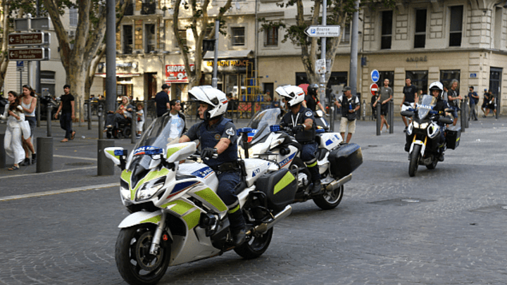 枪杀少年的法国警察获超百万欧元捐款,你怎么看?