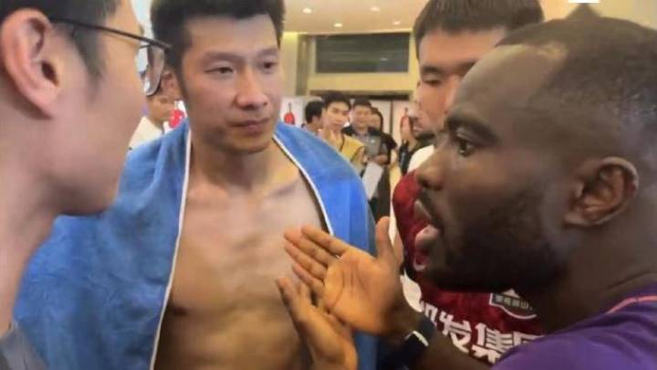 比赛中和阿奇姆彭互有不文明语言,是种族歧视吗?