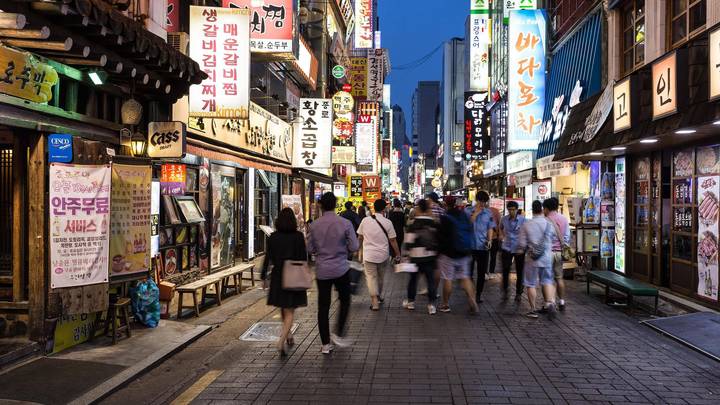 韩国首尔附近一百货商店男子持刀行凶,已致13人受伤,你怎么看?