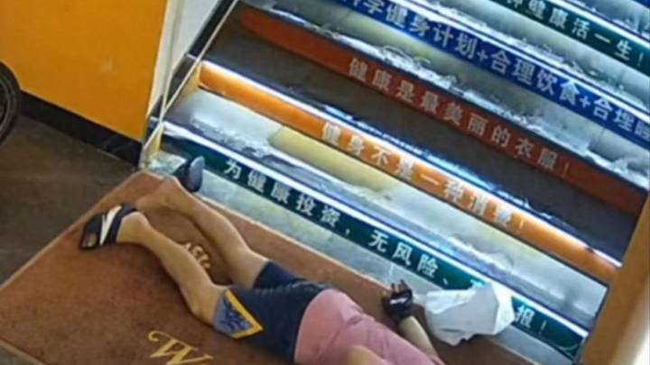 男子往楼梯泼机油致3人摔伤,涉事人被行拘12日,你怎么看?