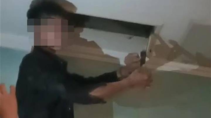 游客在酒店两个房间发现摄像头反被指团伙作案,你觉得他们是故意的吗?