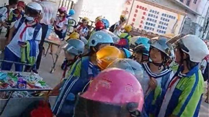 湛江一小学要求学生上下学戴头盔,你觉得有必要吗?